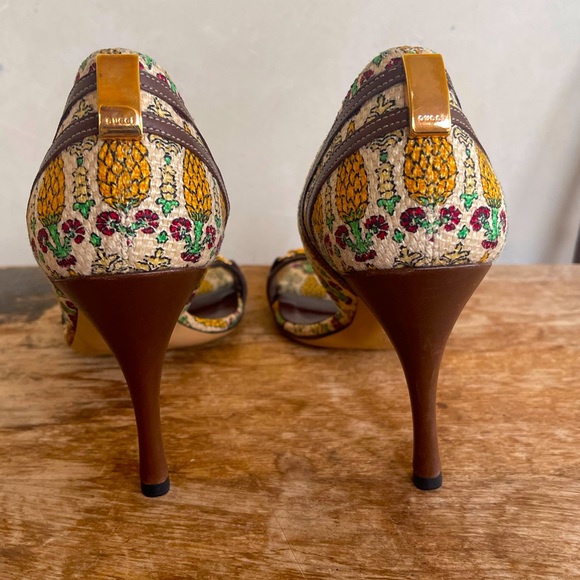 GUCCI Pineapple Print Open Toe Heels Chain Detail Only Worn Once 38.5C Italy - Picture 6 of 14